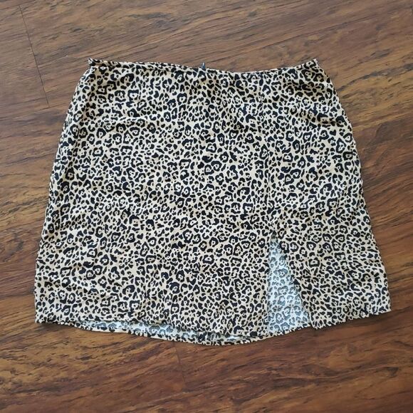 Reformation Leopard Print Chic Edgy Feminine Boho Bold Trendy Mini Skirt Size 6 - Picture 1 of 7